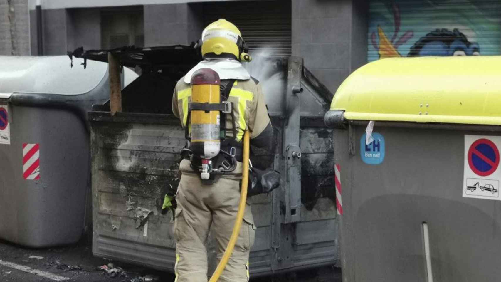 Un bombero apaga uno de los incendios que se han producido durante la jornada de hoy / BOMBERS