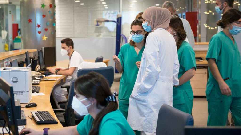 Sanitarias en la UCI del Hospital Josep Trueta de Girona / EP