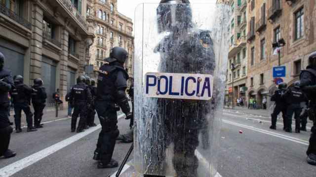 Policías en la Via Laietana de Barcelona / EFE