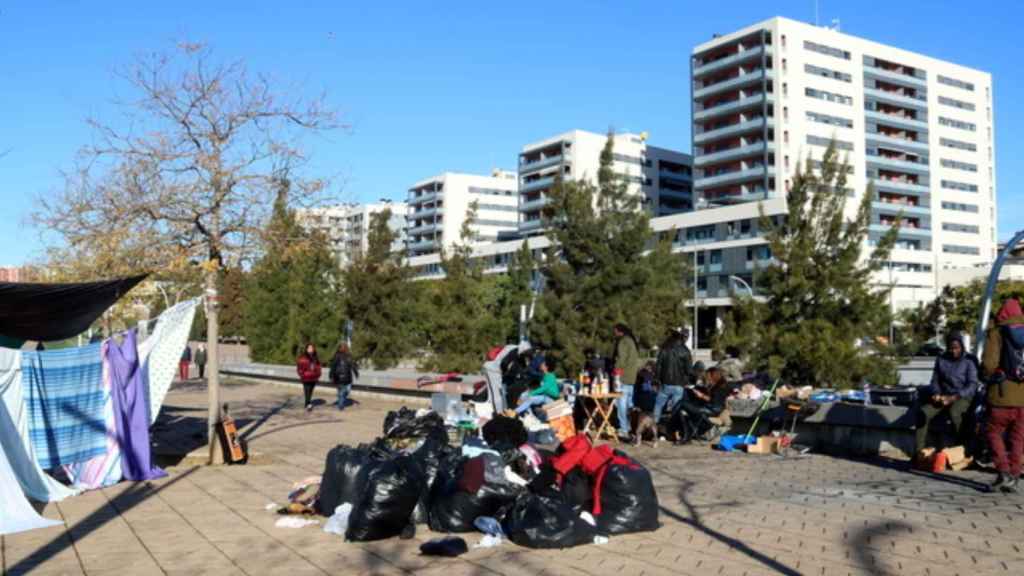 Acampada de supervivientes del incendio de Badalona / 324