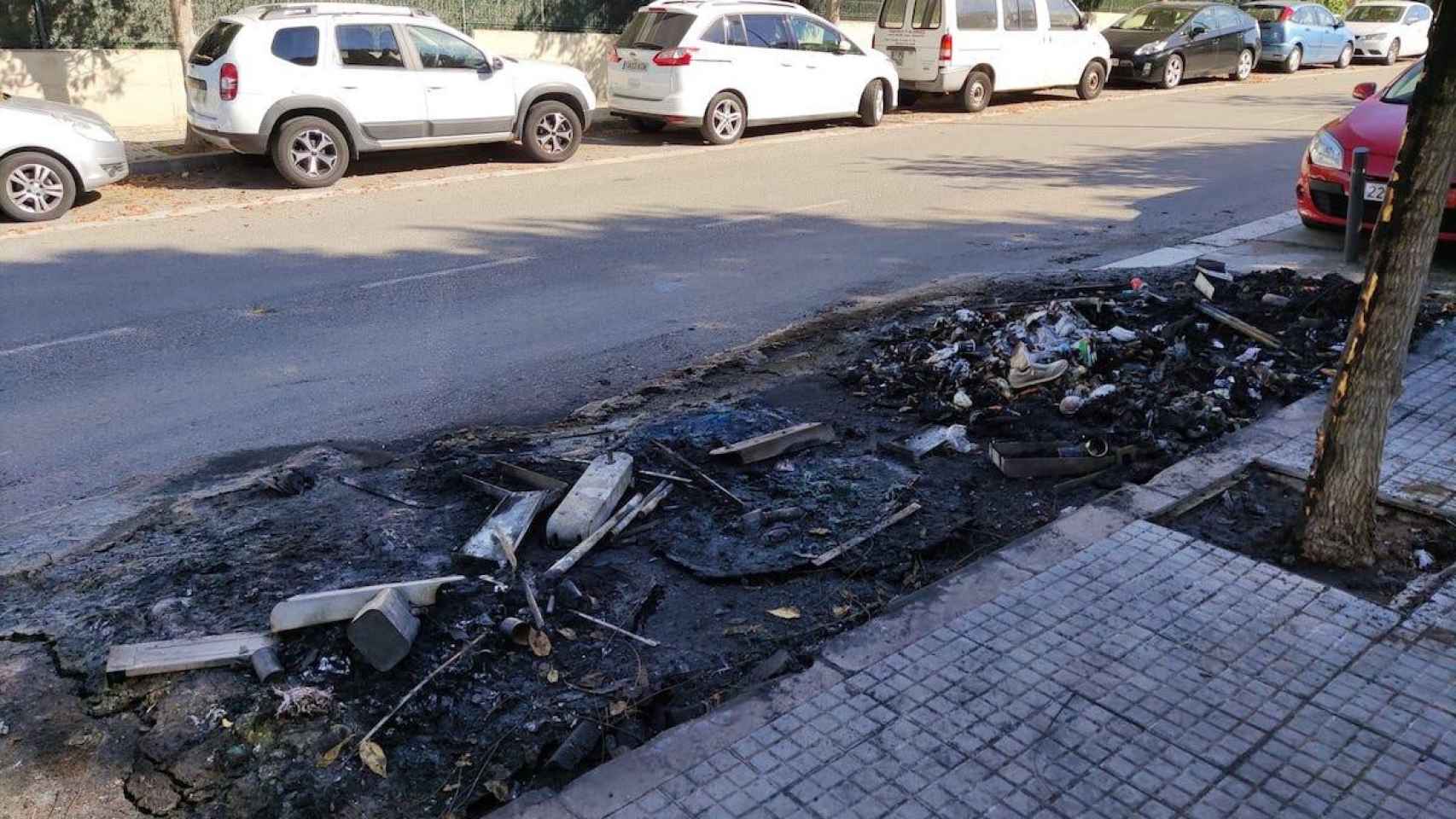 Estado en el que quedaron los contenedores después de ser incendiados por el presunto pirómano / EP