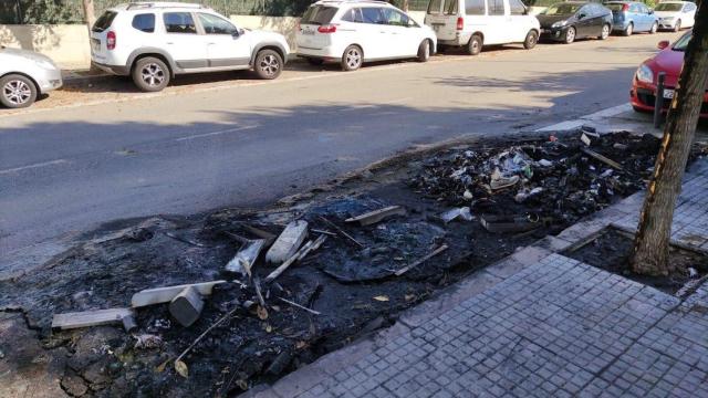 Estado en el que quedaron los contenedores después de ser incendiados por el presunto pirómano / EP