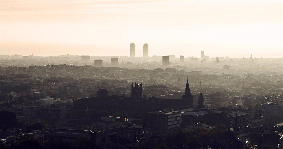 Barcelona bajo los efectos de la contaminación atmosférica / EP