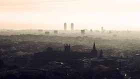Barcelona bajo los efectos de la contaminación atmosférica / EP
