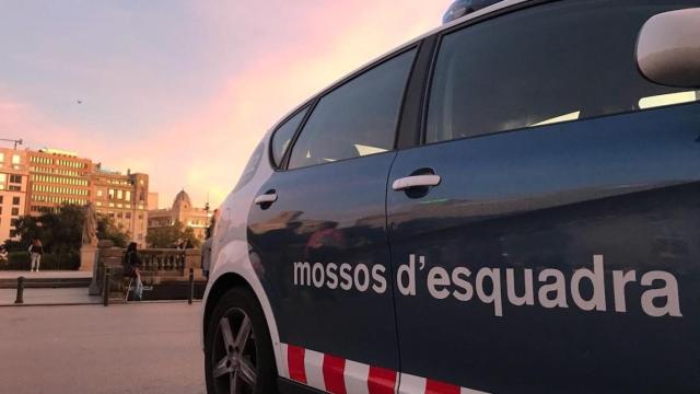 Coches de los Mossos d'Esquadra, que han detenido a tres ‘ladrones-escaladores’ en Barcelona / EP
