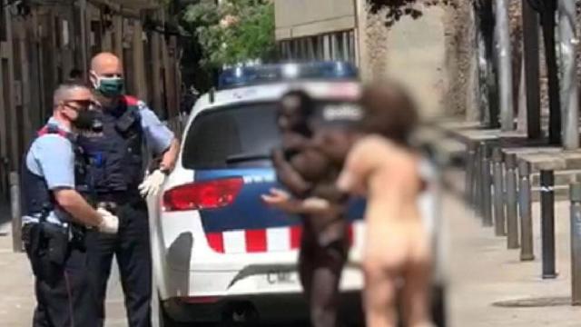 El presunto agresor sexual desnudo en Ciutat Vella junto a la víctima / CEDIDA