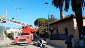 Los bomberos actúan en la casa de Cabrils donde se ha incendiado una nevera / BOMBERS