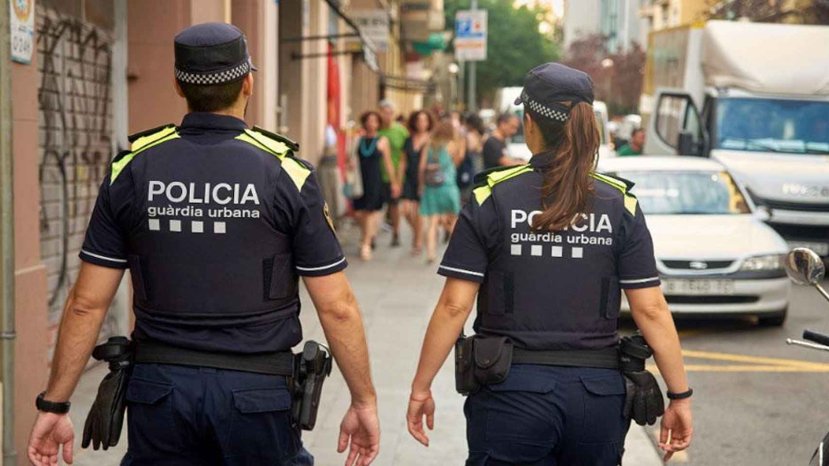 Dos agente de la Guardia Urbana, como los que recuperaron la mochila del turista / GUARDIA URBANA