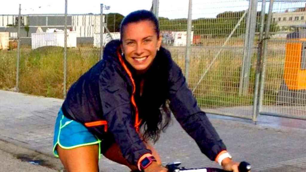 Rosa Peral dando un paseo en bicicleta