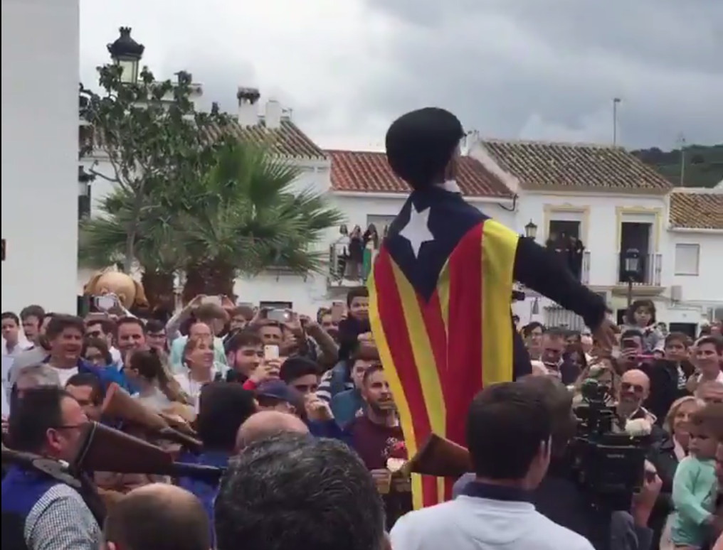 El muñeco de Puigdemot por las calles de Coripe, en Sevilla / TWITTER