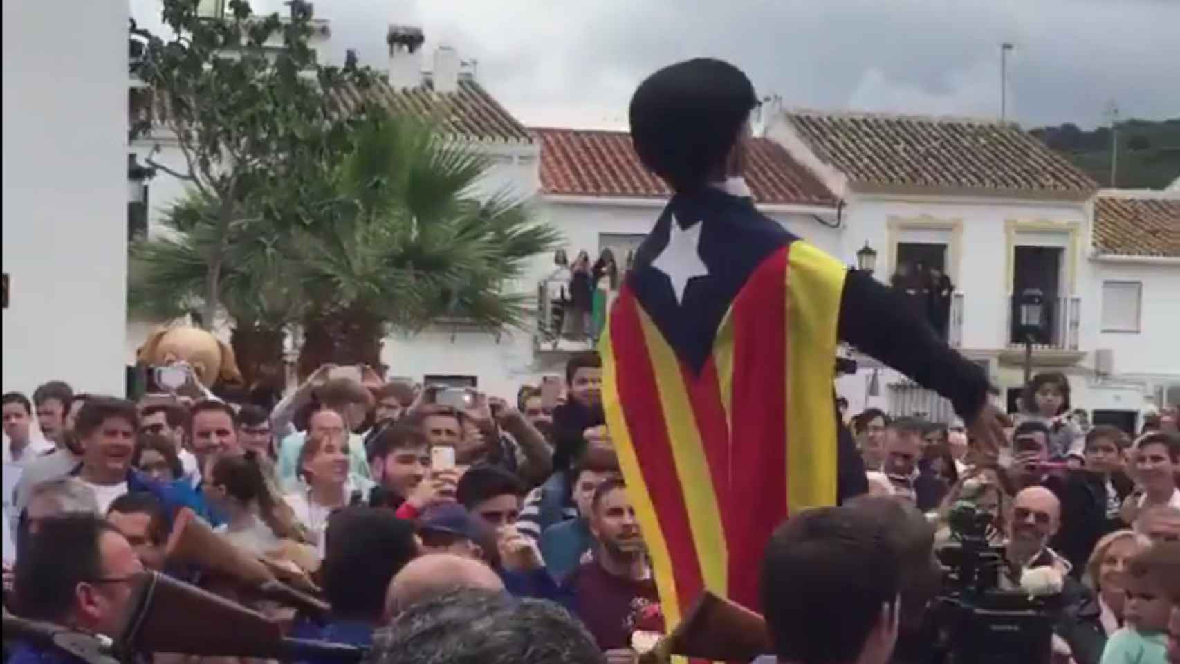 El muñeco de Puigdemot por las calles de Coripe, en Sevilla / TWITTER