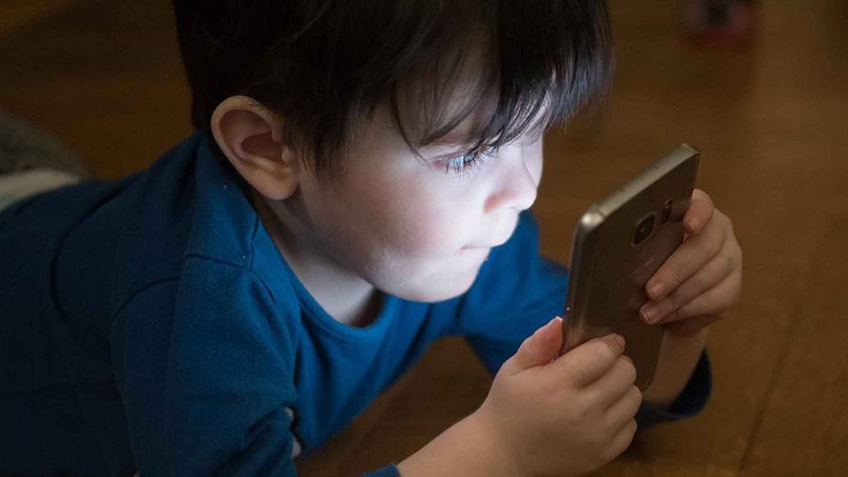 Niño catalán haciendo uso de la tecnología / PIXABAY