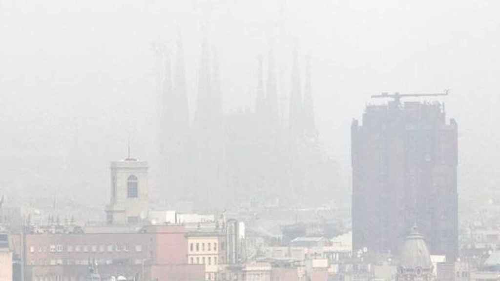 Barcelona, con la Sagrada Familia de fondo, en un episodio de contaminación / EFE