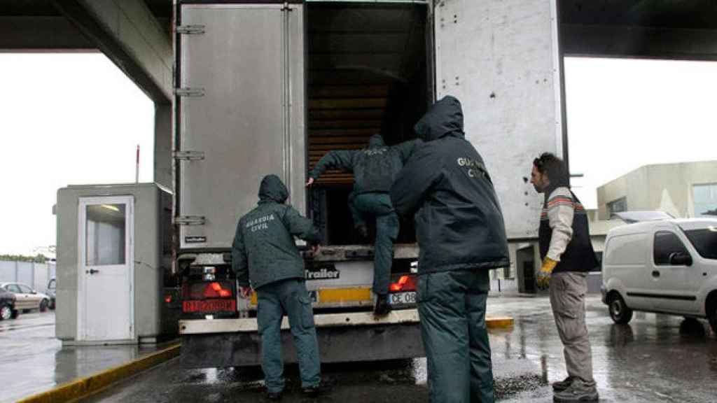 Agentes de la Guardia Civil controlan los vehículos que cruzan el estrecho de Gibraltar / EFE