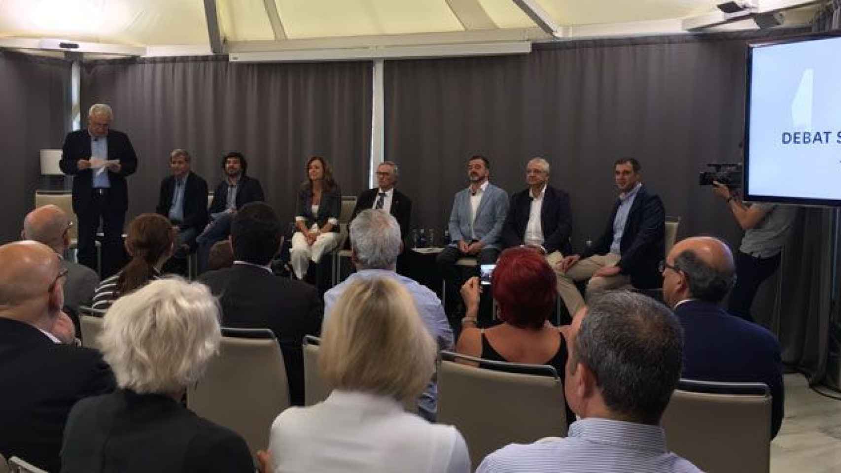 Xavier Sardà, moderador del debate sobre las terrazas, junto a los dirigentes de todos los grupos del Ayuntamiento de Barcelona / CG