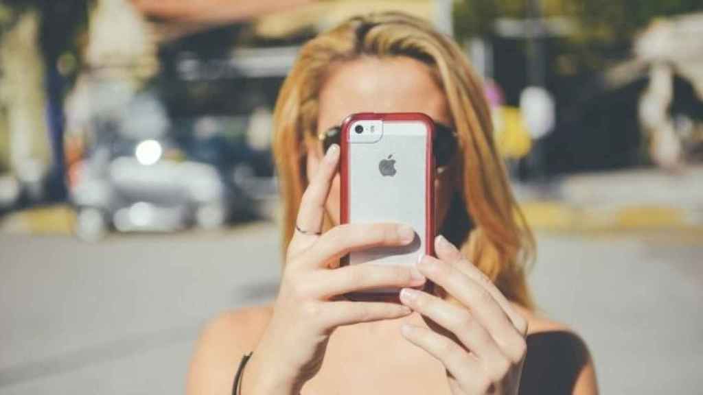 Selfie de una chica en una calle / CG