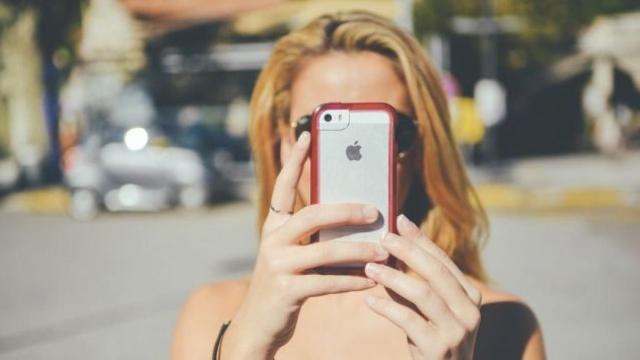 Selfie de una chica en una calle / CG