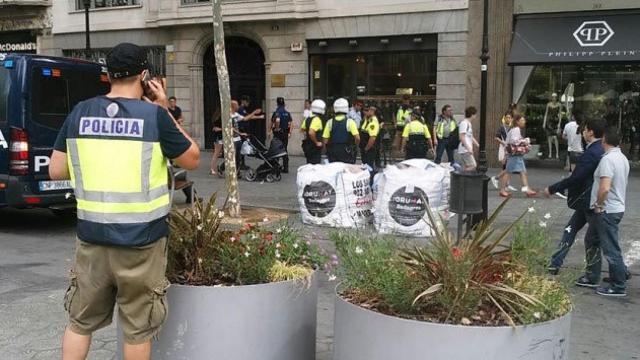 Agentes de Policía Nacional frente a la puerta de la joyería en el que se ha producido el intento de atraco.