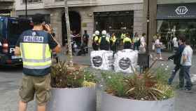 Agentes de Policía Nacional frente a la puerta de la joyería en el que se ha producido el intento de atraco.