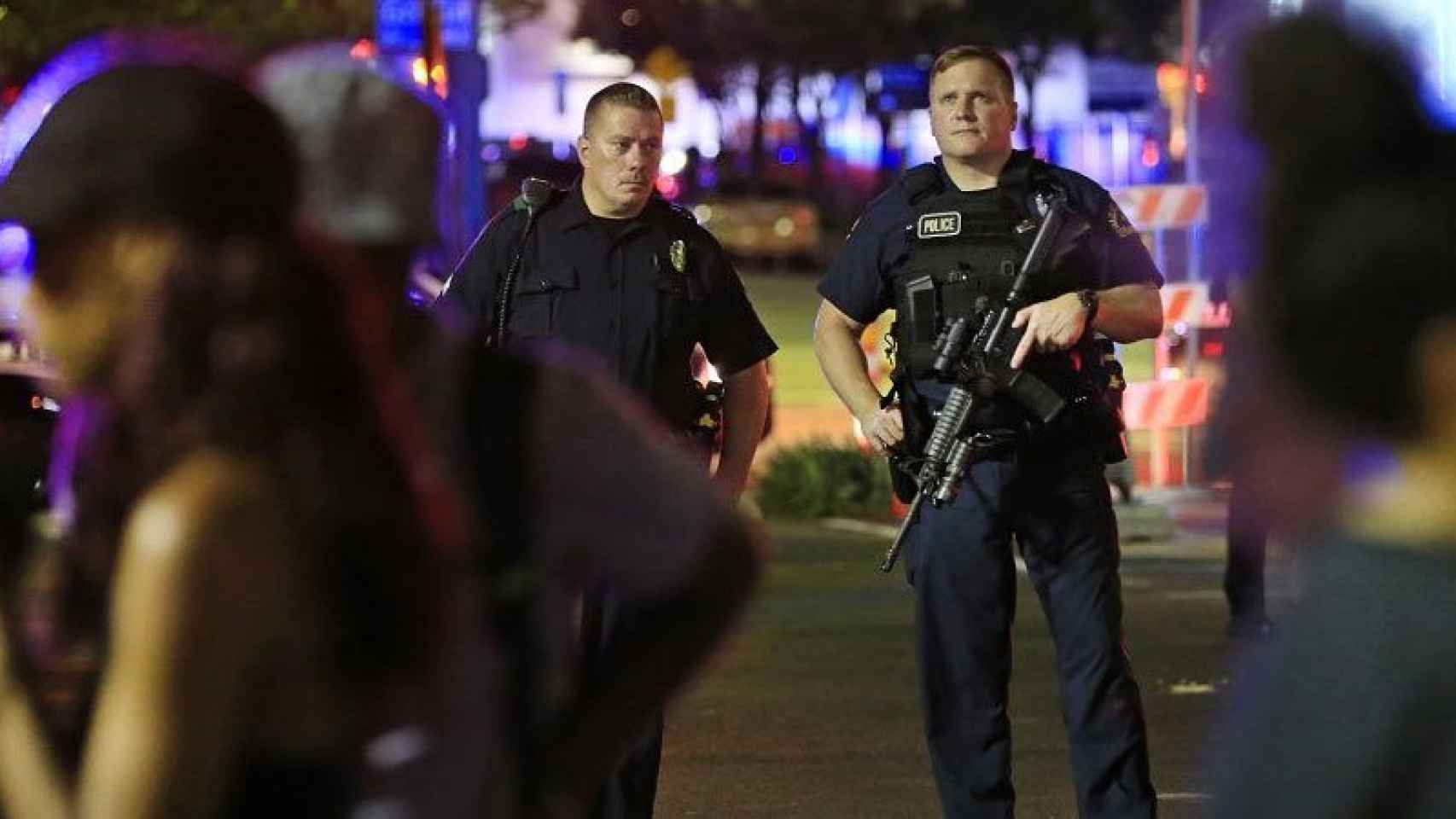 Dos agentes vigilan las calles de Dallas tras los tiroteos.