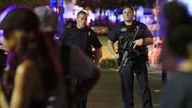 Dos agentes vigilan las calles de Dallas tras los tiroteos.
