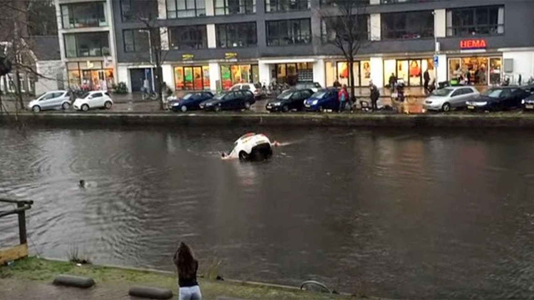 Cuatro héroes rescatan a una mujer y a su bebé en un canal de Ámsterdam