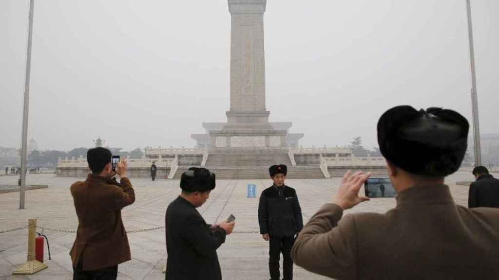 Turistas en la plaza Tiananmen, en Pekín.