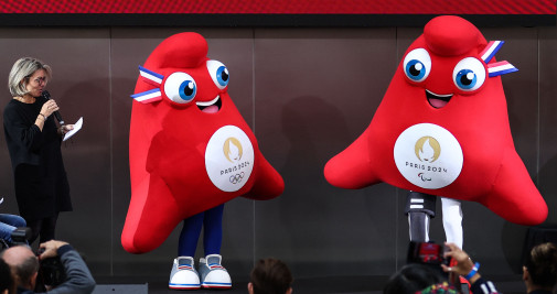 La directora de marca de París2024, Julie Matikhine (i), este lunes durante la presentación de las mascotas oficiales de los Juegos Olímpicos de París 2024 / Mohammed Badra - EFE