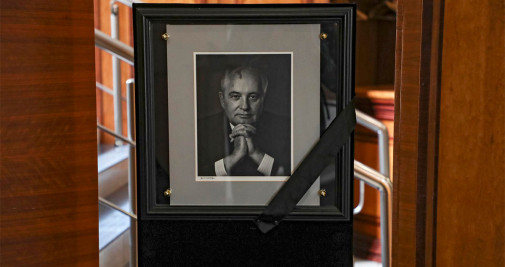 Flores depositadas frente a un retrato del difunto ex presidente soviético Mijail Gorbachov en su oficina en la sede de la Fundación Gorbachov en Moscú (Rusia) este miércoles - EFE/ Maxim Shipenkov