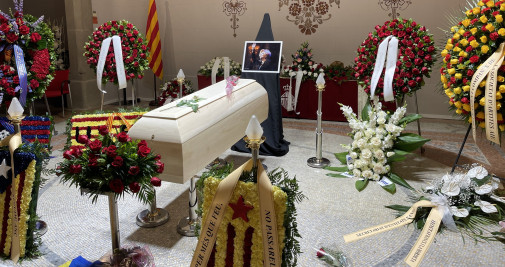 Capilla ardiente con ramos y coronas de flores como ofrenda a Núria Feliu / EUROPA PRESS