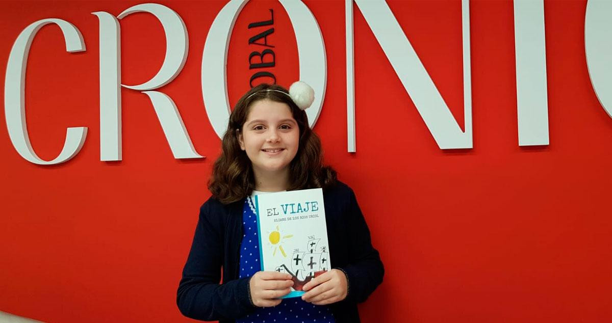 Eliane de los Ríos, de 11 años, con su anterior libro ‘El Viaje’, una novela de aventuras en torno al descubridor que triunfa en España y Bolivia