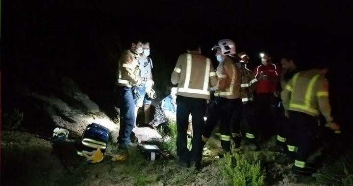 Bomberos del Grae durante una actuación de rescate de dos ciclistas / BOMBERS