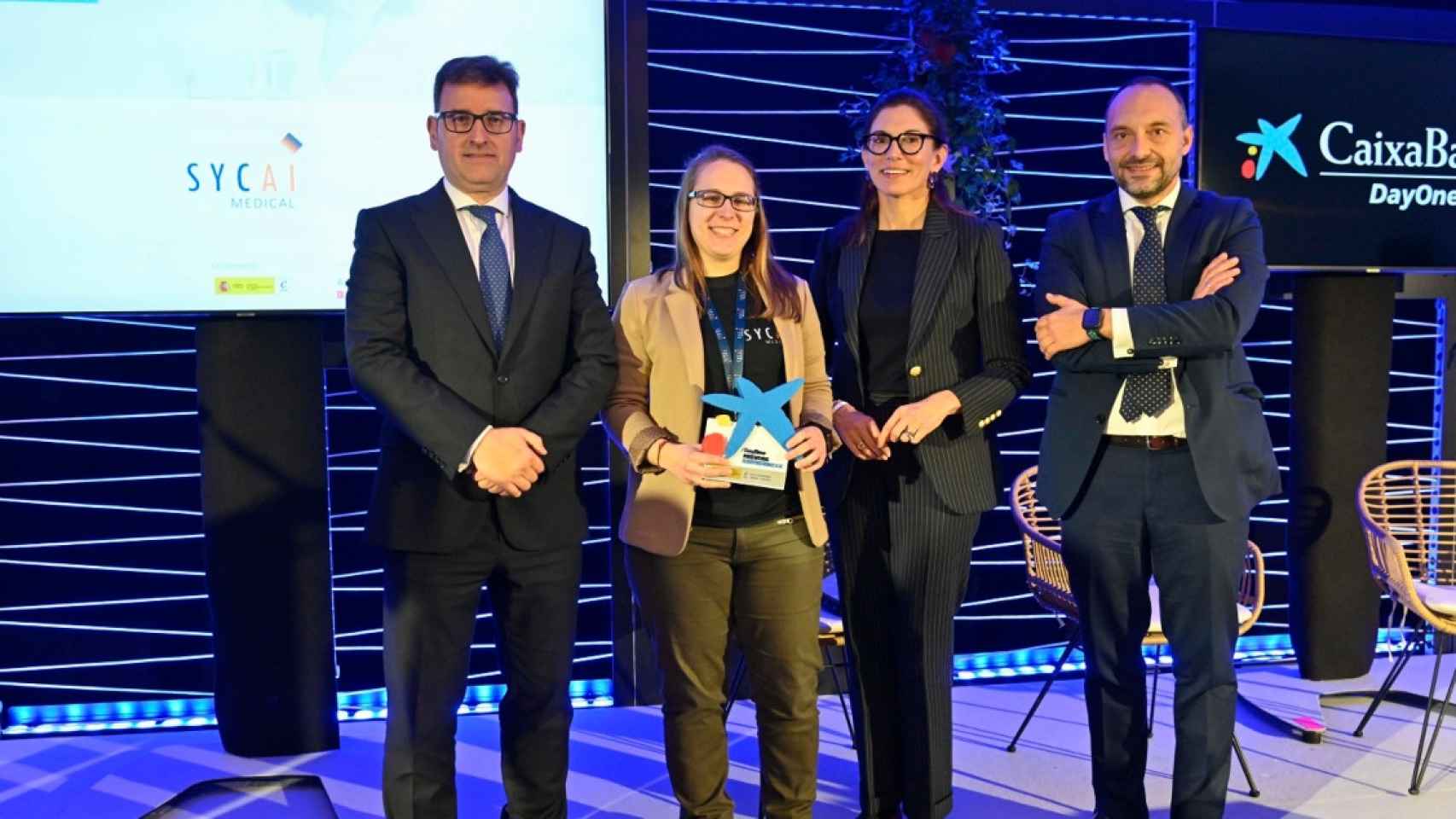 De izquierda a derecha: Josep Maria González, director territorial de Caixabank en Cataluña; Sara Toledano, directora general de Sycai Medical; Maria Alsina, directora territorial de Caixabank en Barcelona, y Alberto Moratiel, relaciones institucionales de ENISA / CEDIDA