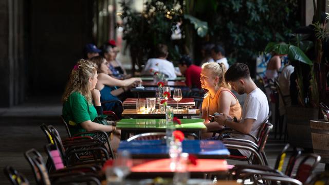 Varias personas sentadas en una mesa en la plaza Real de Barcelona este verano, en una imagen de archivo / DAVID ZORRAKINO - EUROPA PRESS