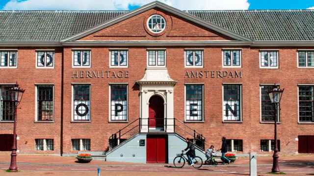 Fachada del Hermitage Amsterdam, subsede del museo ruso en la capital de Países Bajos / HA