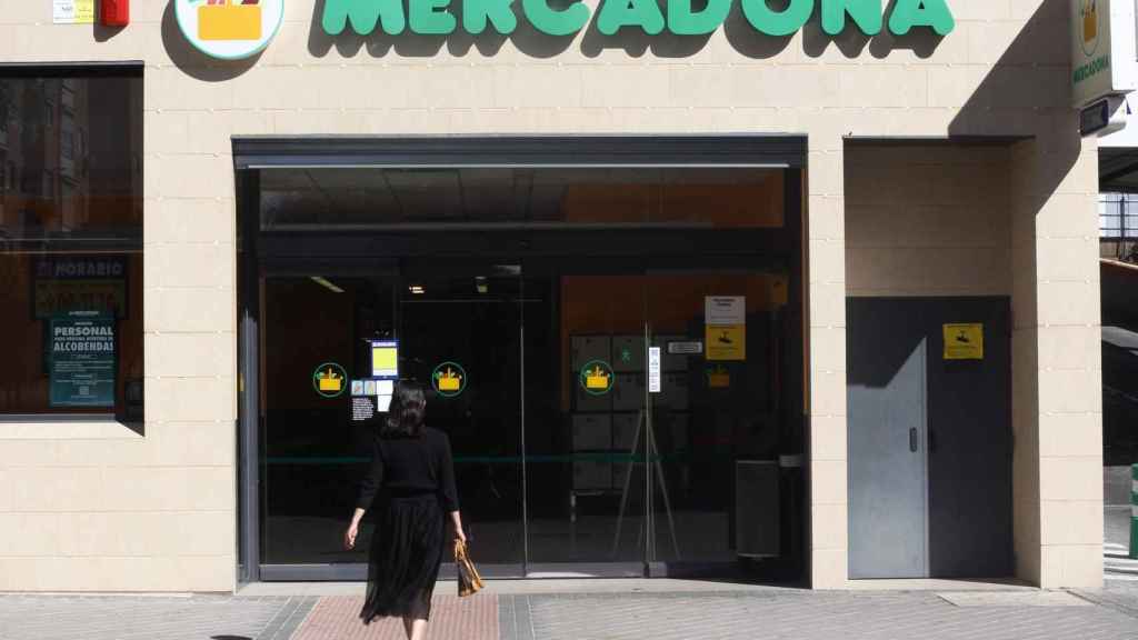 Una mujer entra en un supermercado de Mercadona / EUROPA PRESS