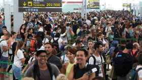 Colas en el aeropuerto de El Prat de Barcelona en una protesta anterior / EFE