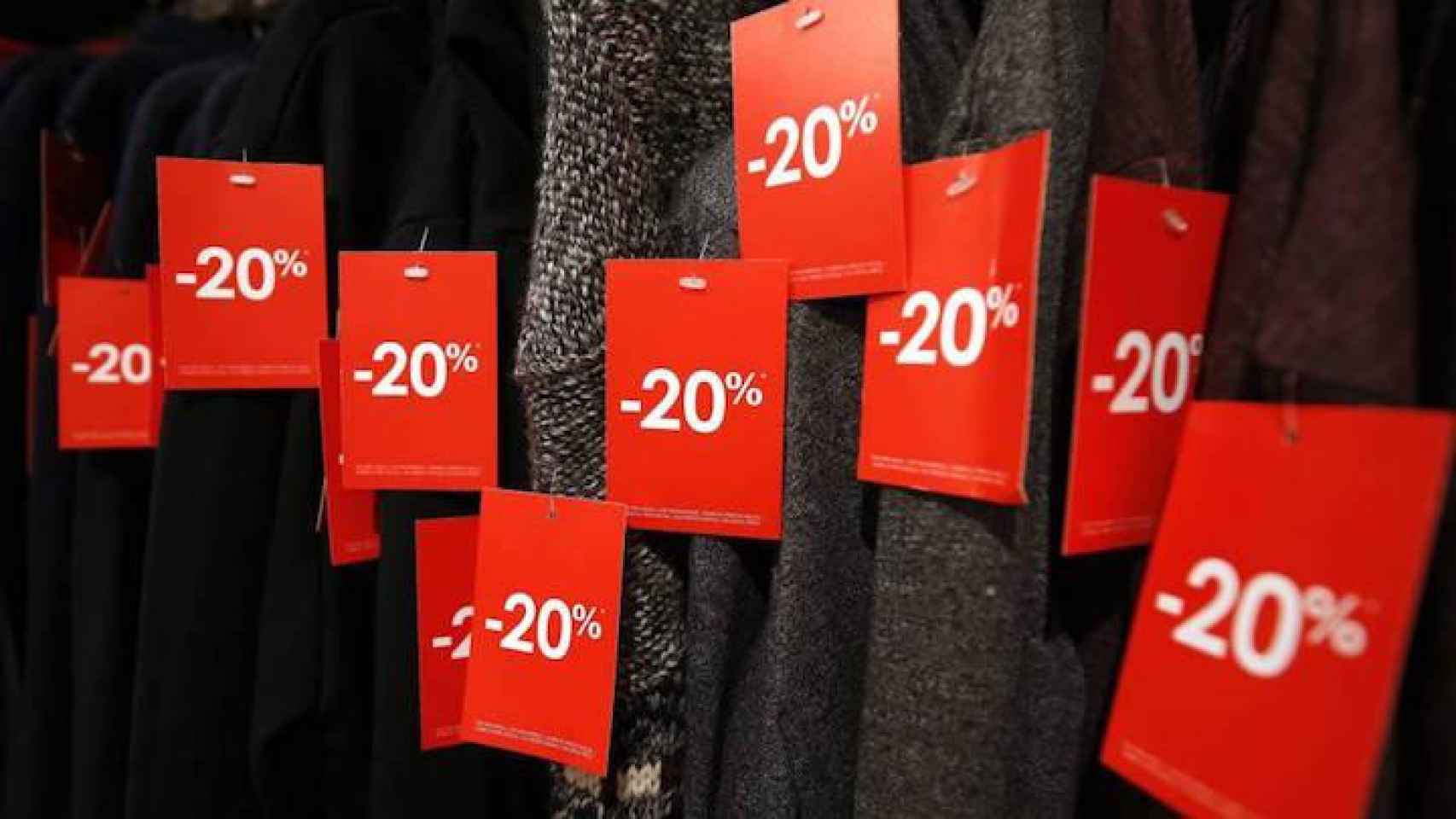 Etiquetas de descuento en periodo de rebajas de Zara / EFE