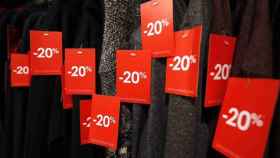 Etiquetas de descuento en periodo de rebajas de Zara / EFE