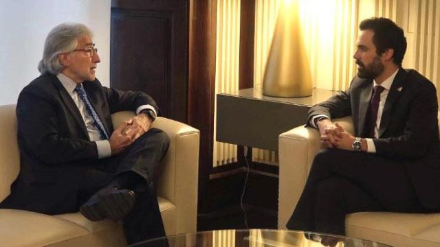 El presidente del Parlament, Roger Torrent (d), con el líder de Foment del Treball, Josep Sánchez Llibre (i) / PARLAMENT