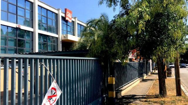Entrada a la factoría de Central de Cocinados Catar en agosto, tras el cierre de los trabajadores / CG