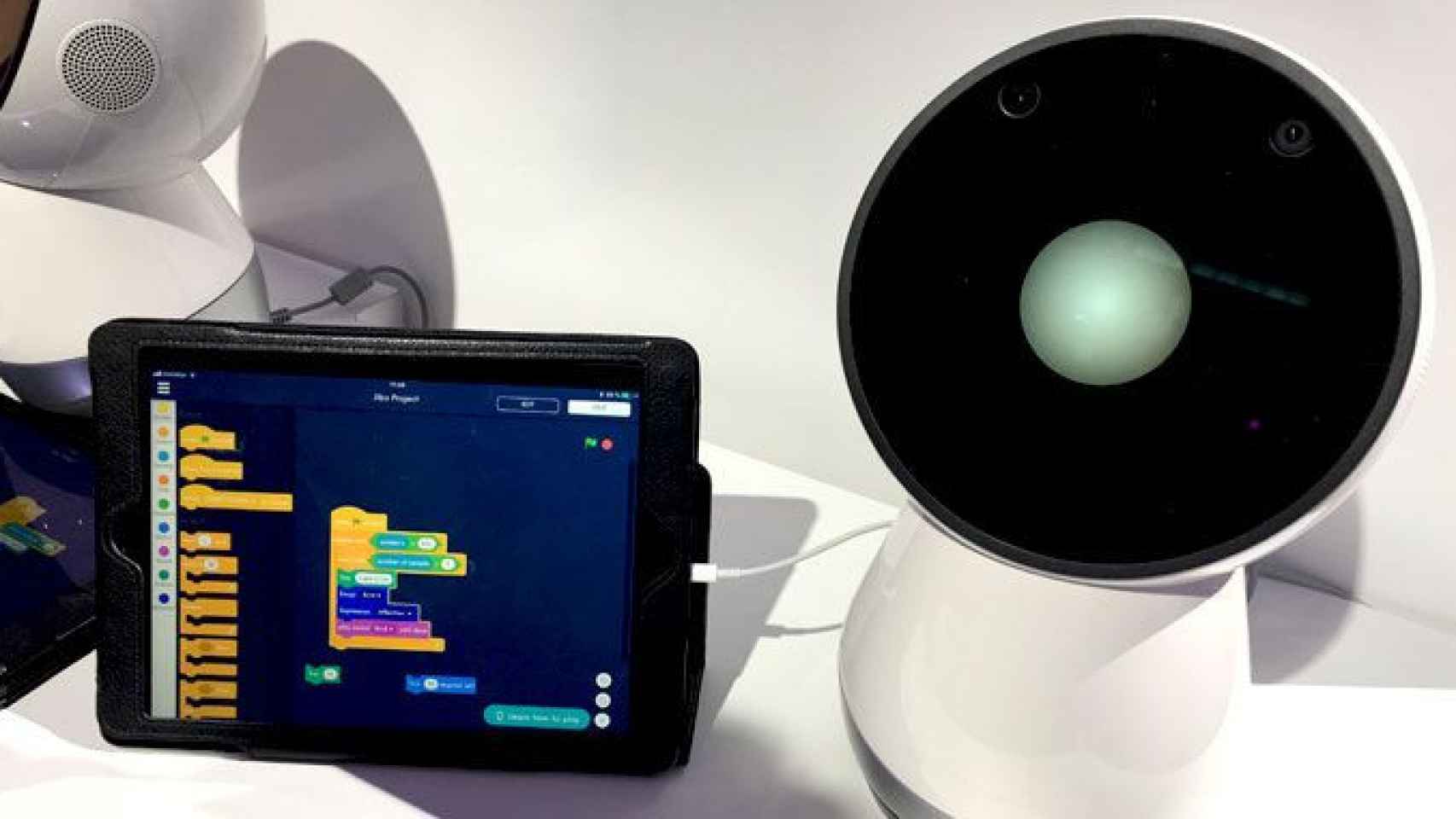 El robot social Jibo y la aplicación para programarlo que se plantea usar en las aulas / CG