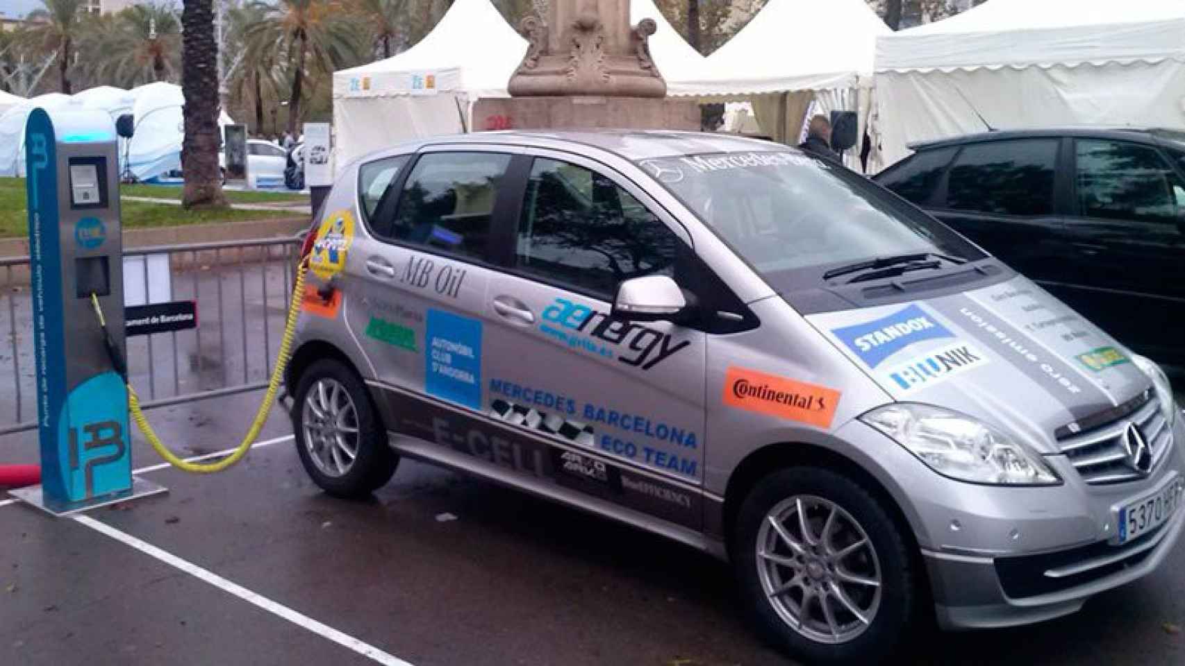 Imagen de un Clase B Mercedes cargando la batería.