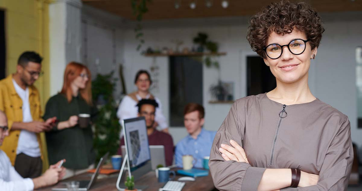 Una mujer junto a su equipo de trabajo / PEXELS