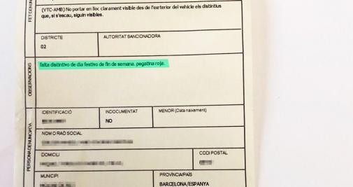 Una de las multas por no llevar la pegatina roja / CG