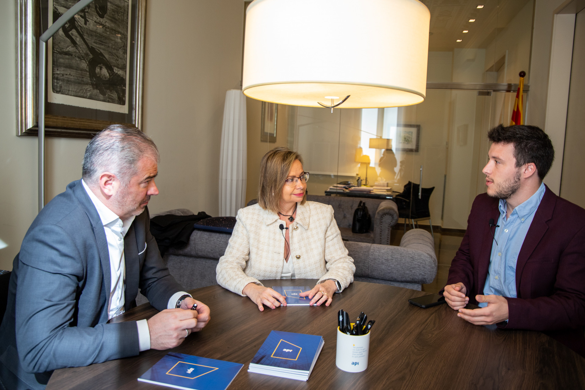 Anna Puigdevall, directora general de la Asociación de Agentes Inmobiliarios de Cataluña, y Vicenç Hernández Reche, presidente de la Asociación Nacional de Agentes Inmobiliarios y CEO de Tecnotramit en el debate de Crónica Global / GALA ESPÍN