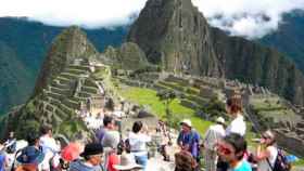 Imagen del poblado andino Macchu Pichu copado de turistas / EFE