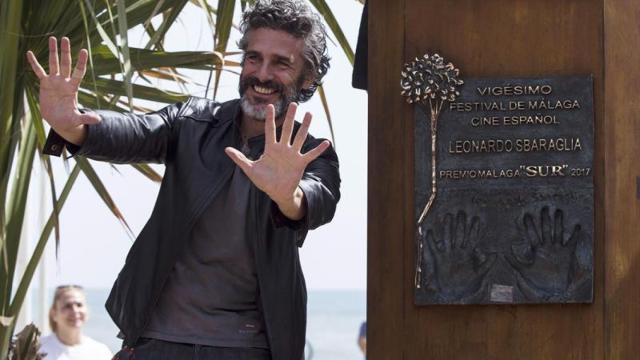 El actor argentino Leonardo Sbaraglia, posa tras descubrir el monolito Premio Málaga-Sur, dentro de la XX Festival de Málaga Cine en Español, en el paseo marítimo Antonio Banderas