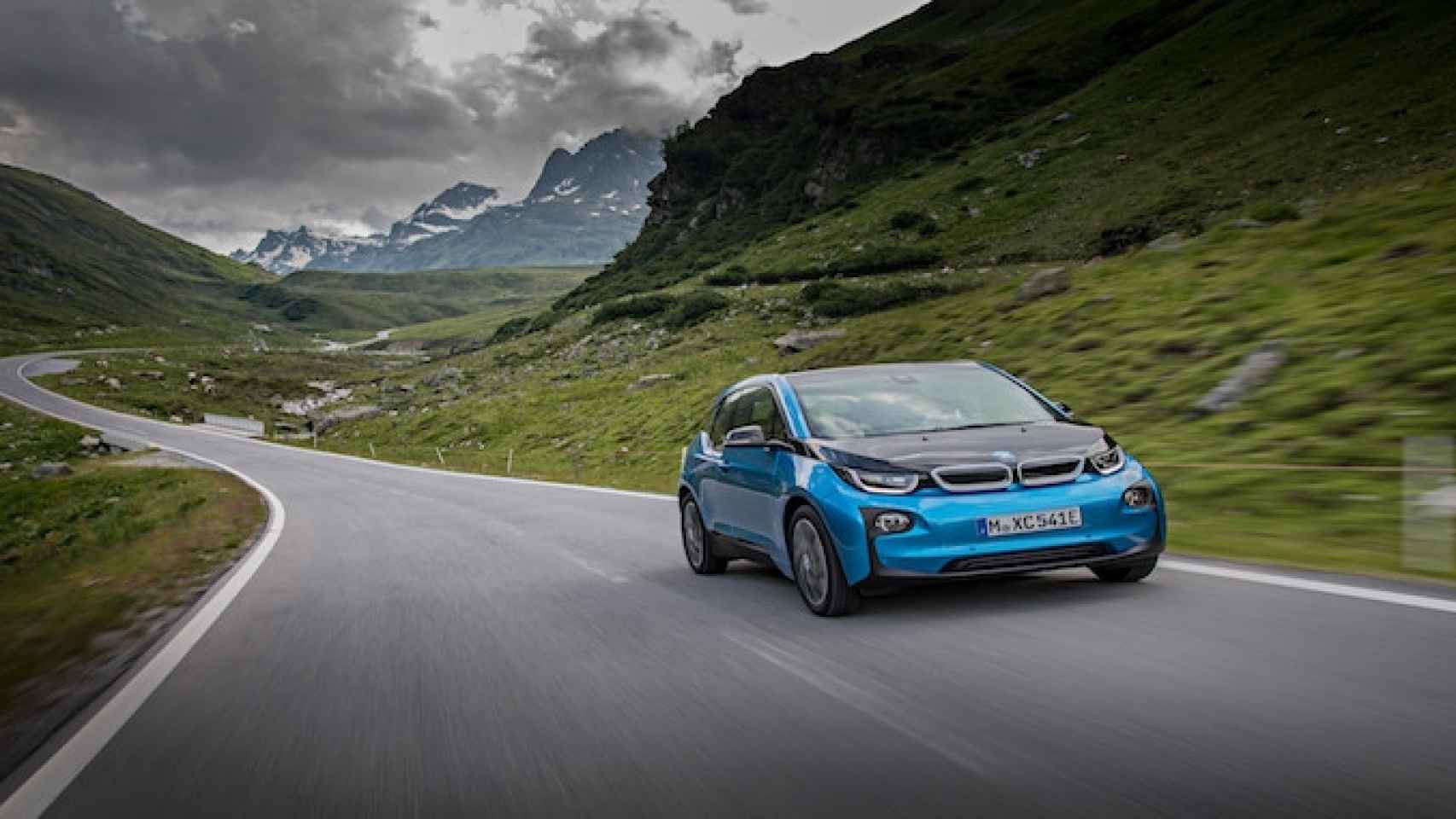 Coche BMW i circulando por carretera de montaña / BMW