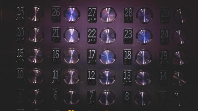 Los botones de un ascensor en una comunidad de vecinos / CG